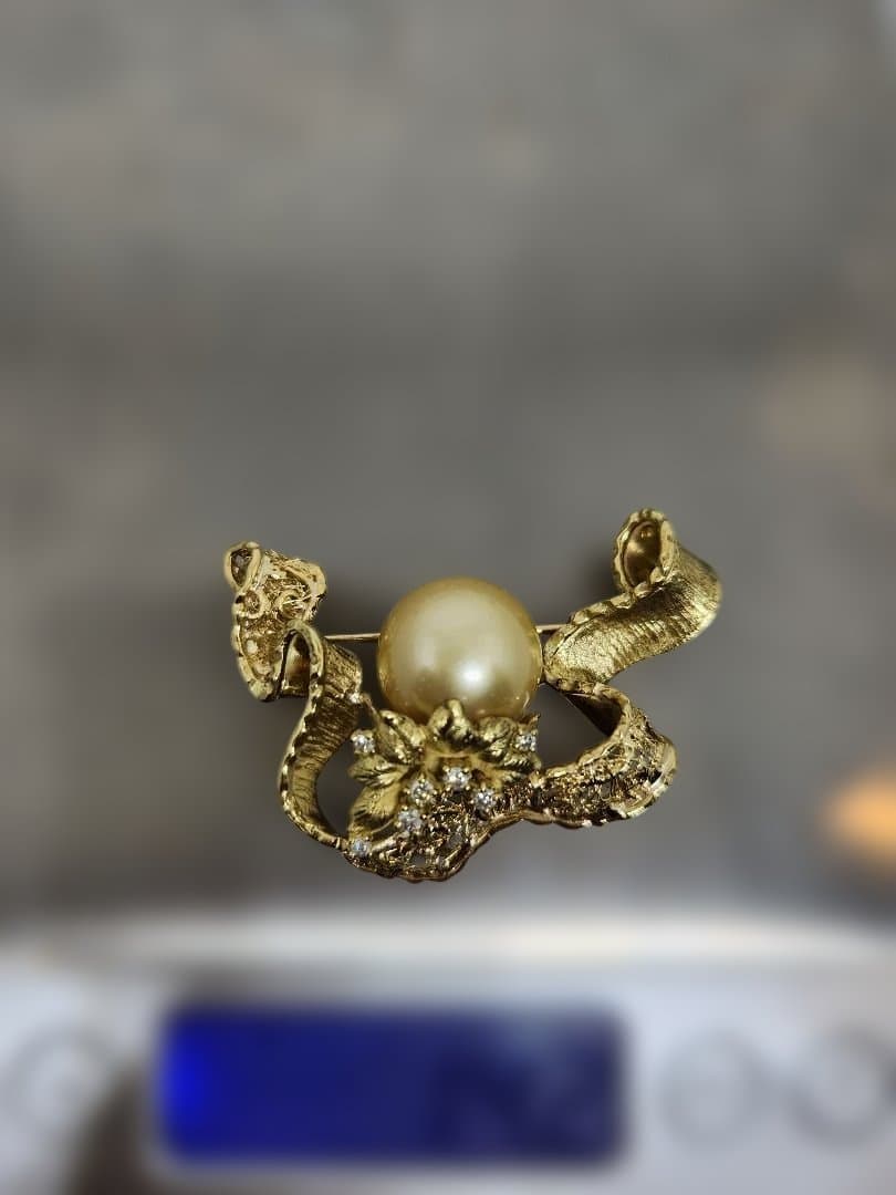 K18ブローチ、トップ南洋ゴールド パール付き