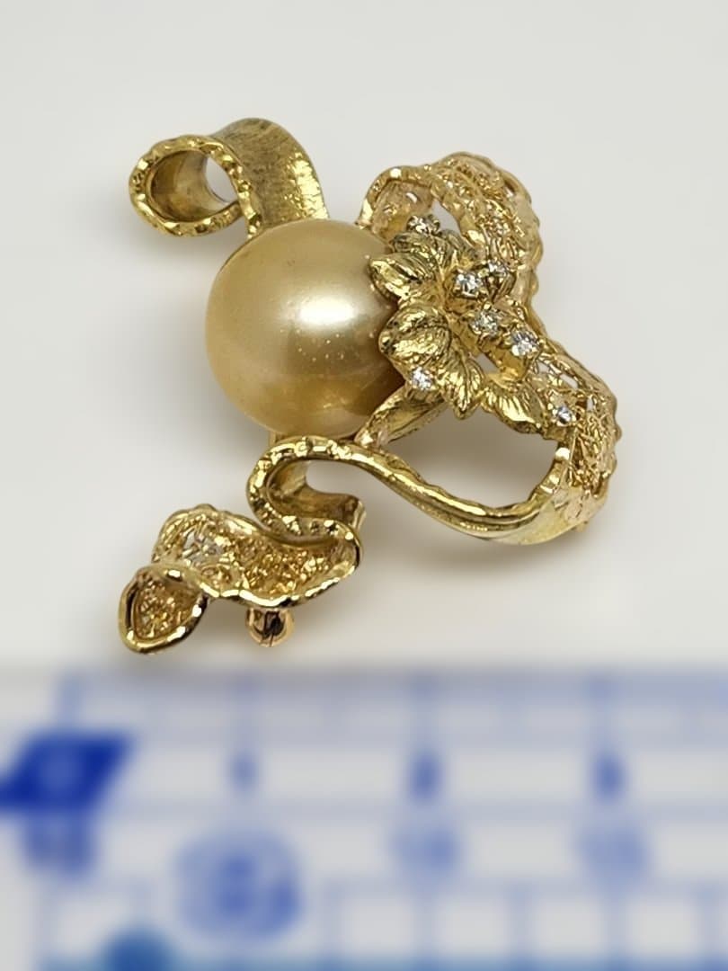 K18ブローチ、トップ南洋ゴールド パール付き