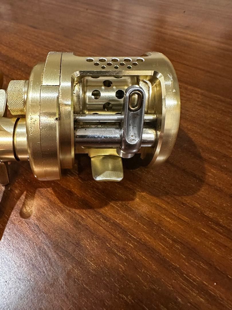 シマノ　カルカッタコンクエスト50 右ハンドル