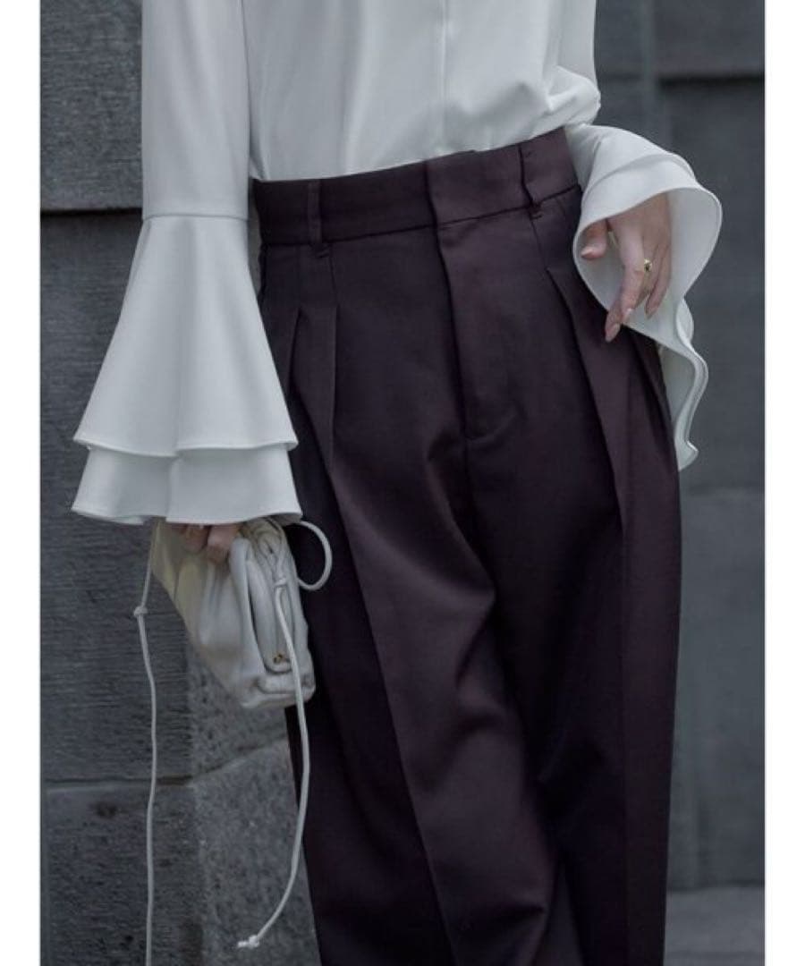 新品同様　アニュアンス　anuans 白　ラッフルスリーブブラウス