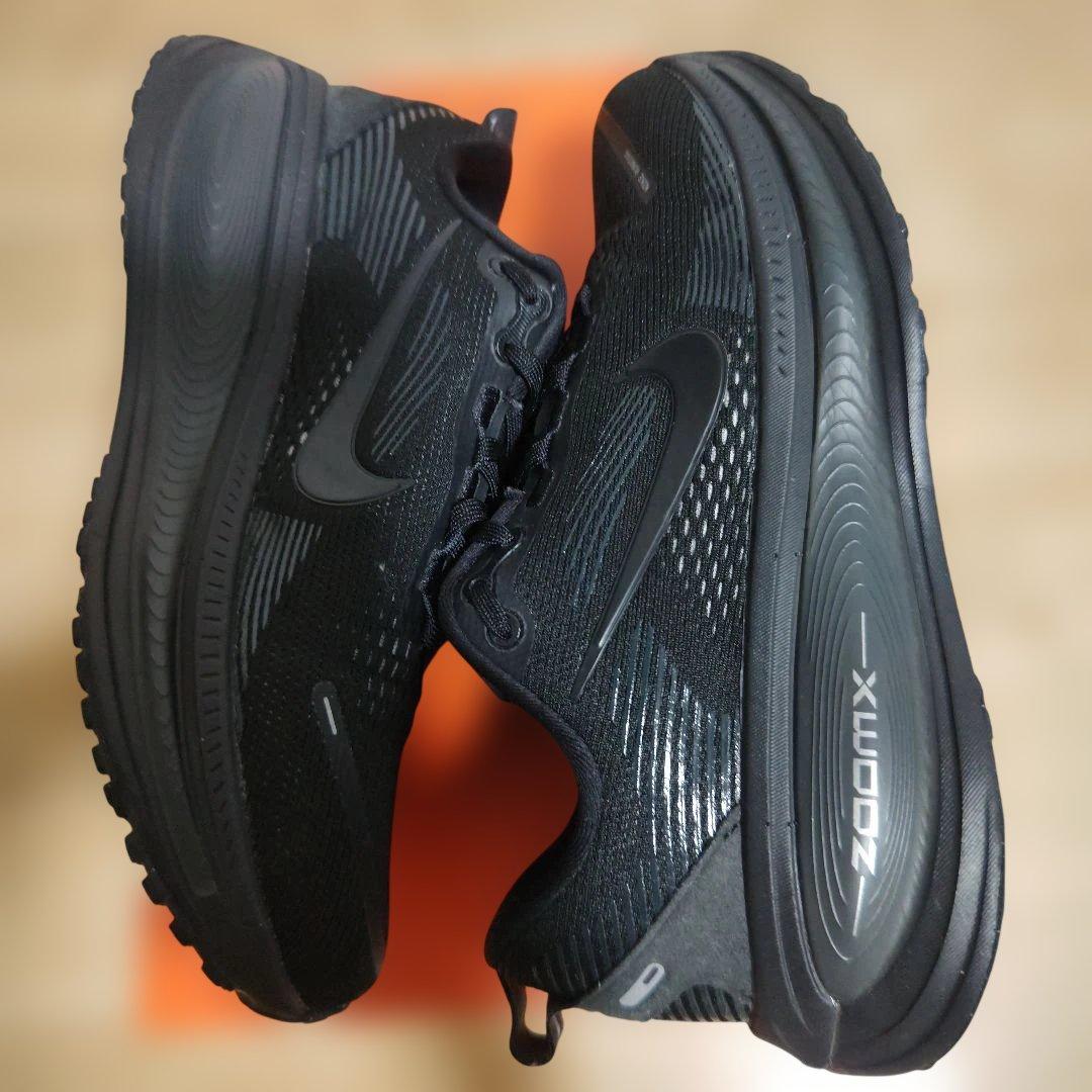 ナイキ　ボメロ18ブラック　25.5cm