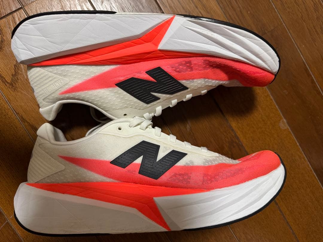 ニューバランス　FuelCell Rebel v5 26㎝