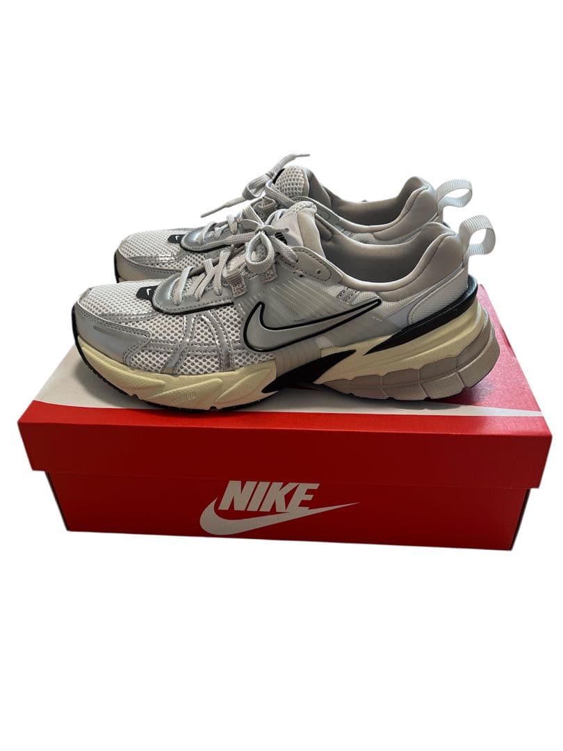 （美品）NIKE ナイキV2K RUN 25.5cm