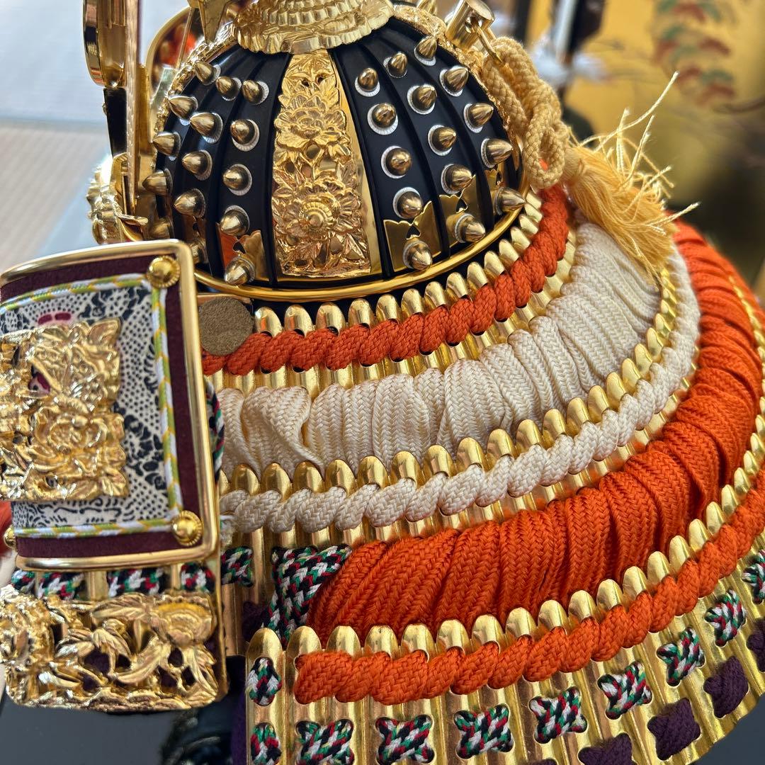 豪華な兜飾り 金色・紫色　端午節句五月人形　人形の秀月