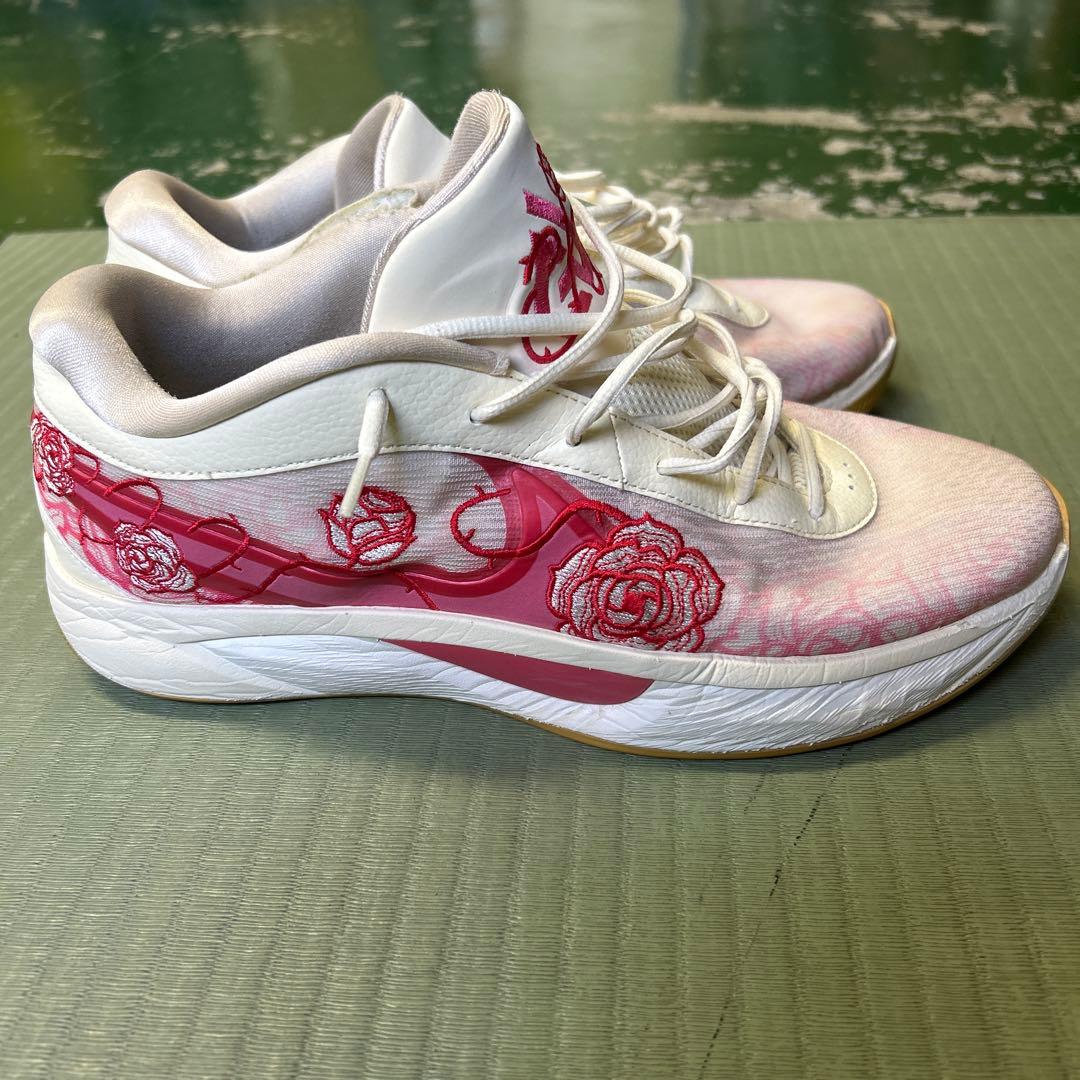 バスケットボールシューズ ホワイト/レッド バラ柄