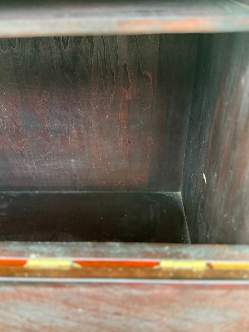 伝統的な木製箪笥 金具装飾付き