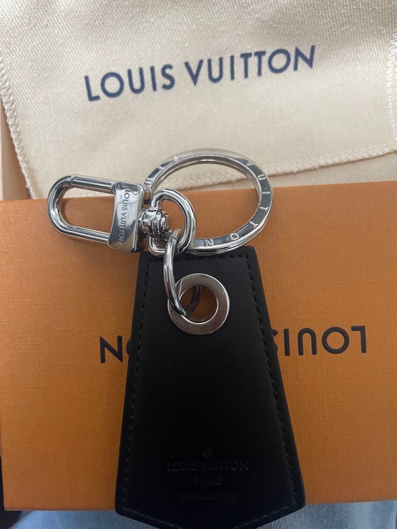 LOUIS VUITTON 黒レザーキーリング