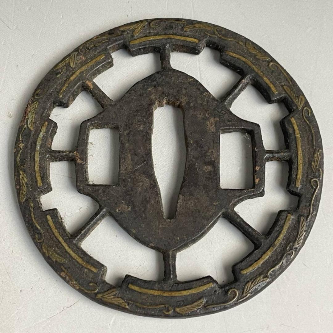 鉄地 透かし彫刻 刀鍔 85g 金工細密彫刻 刀装具 日本刀装具 刀剣美術