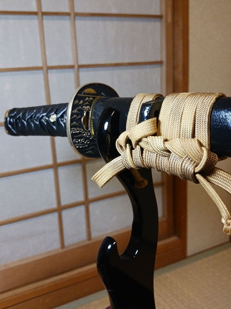 居合前差し用脇差、黒合皮革巻　黒鮫仕、刃紋.矢櫃樋入り二重刃 (訳有り価格)