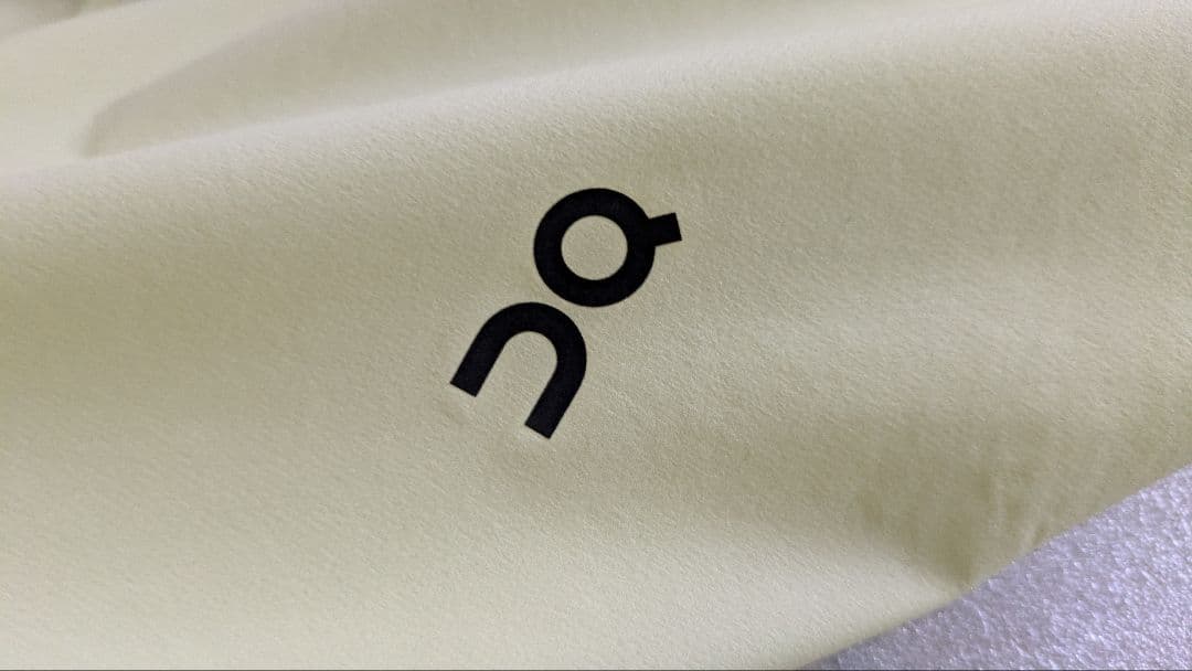 On　ランニングジャケット　ヘイ