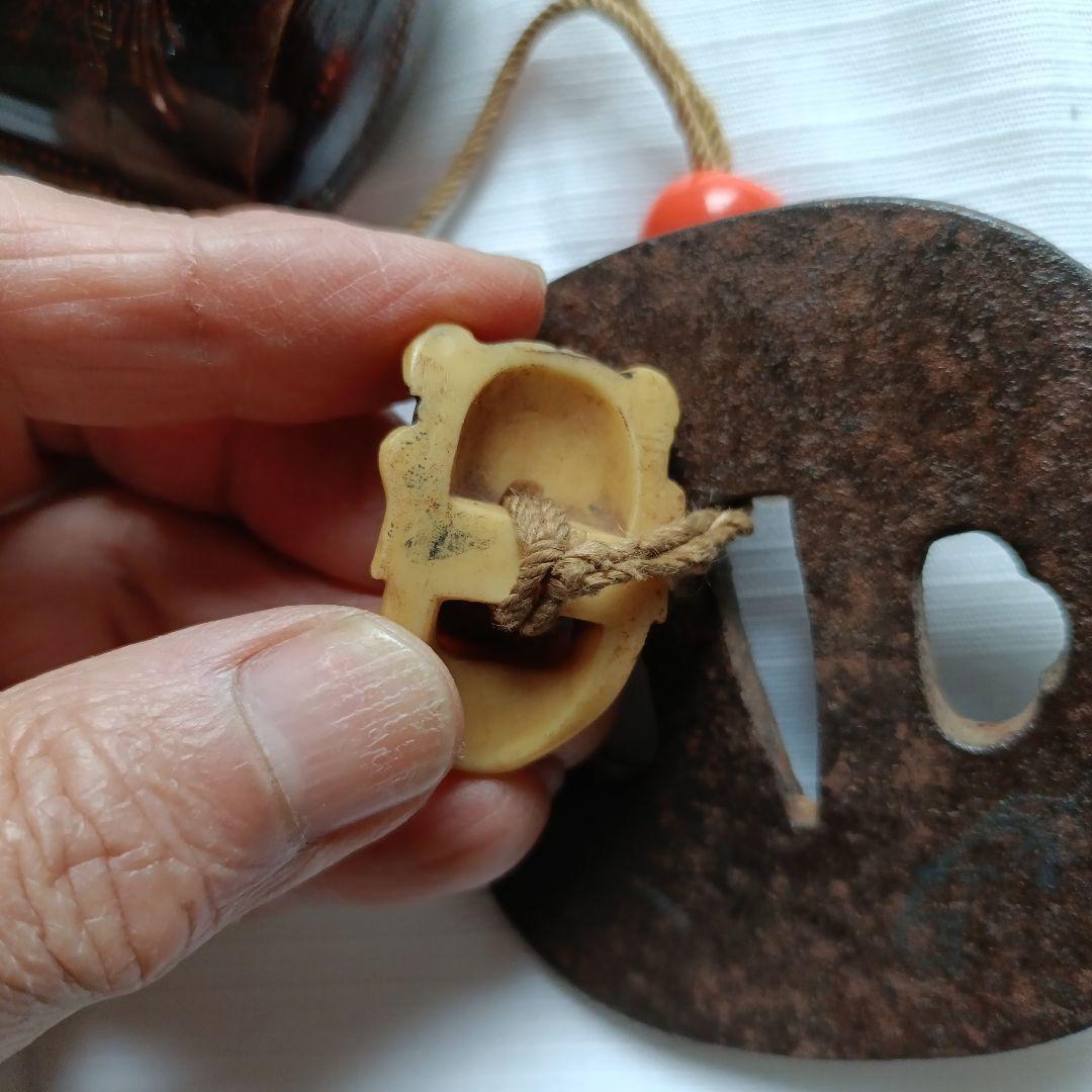 螺鈿細工調の模様あり漆器 印籠　根付珊瑚玉 根付般若彫刻　刀の鍔付き