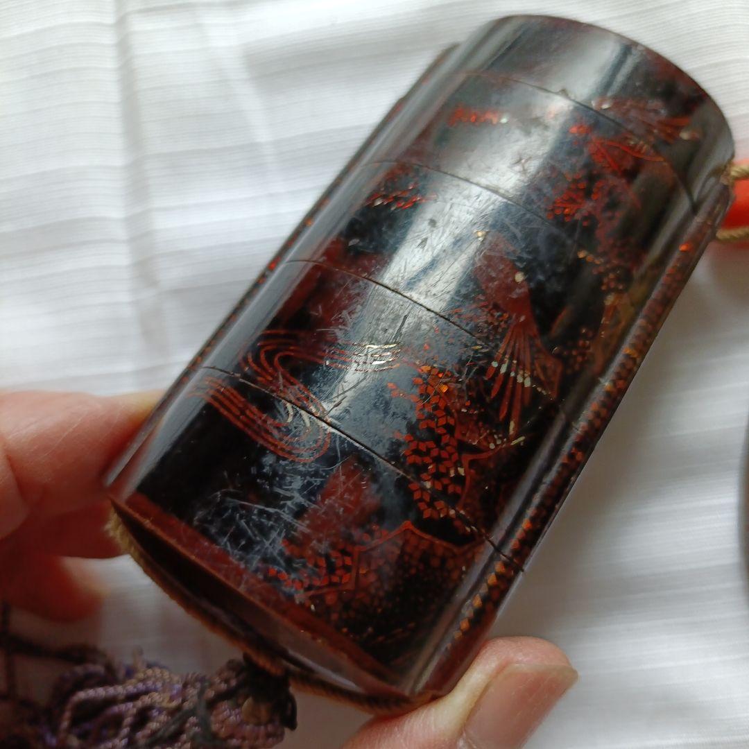 螺鈿細工調の模様あり漆器 印籠　根付珊瑚玉 根付般若彫刻　刀の鍔付き