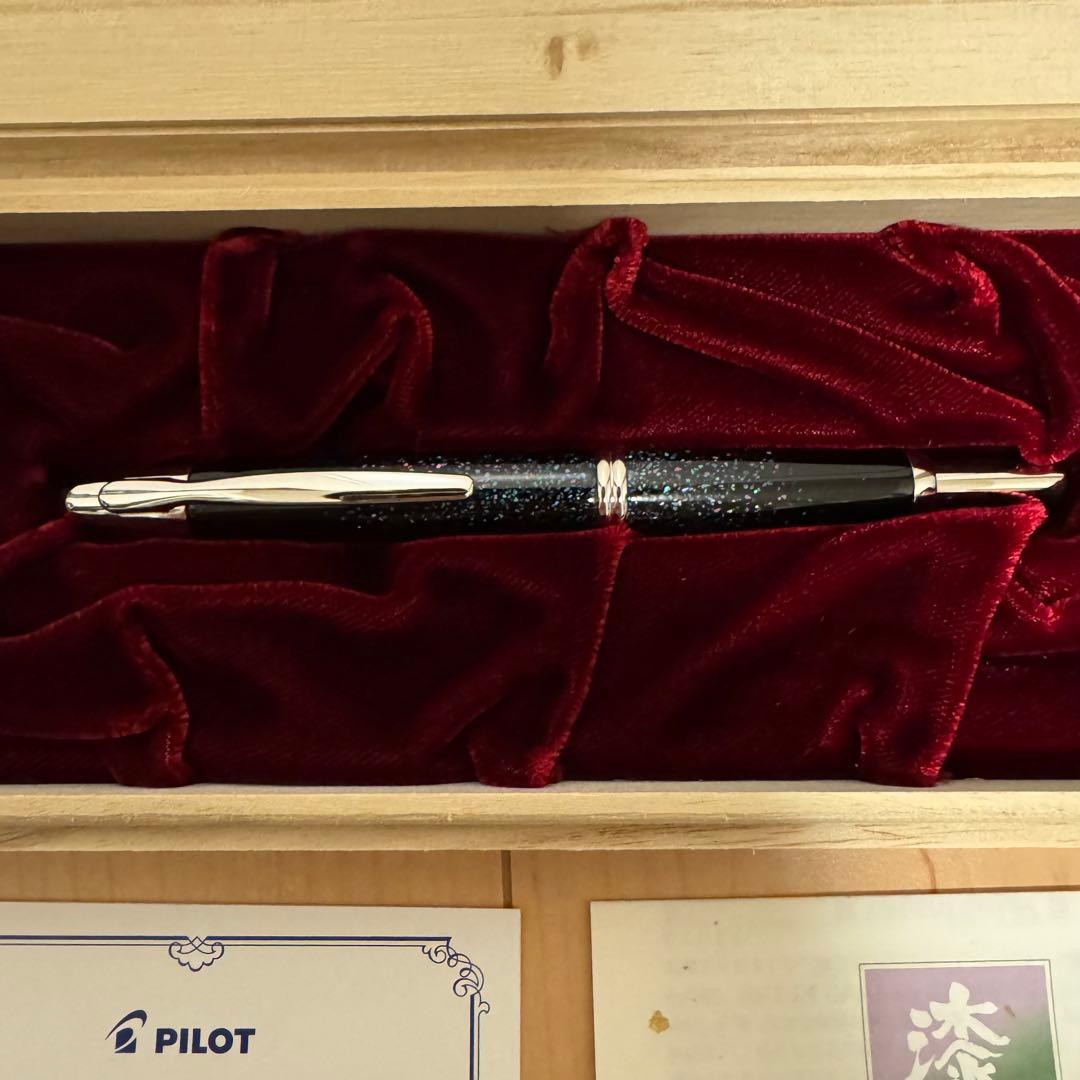 【ほぼ未使用】　PILOT　キャップレス　万年筆　螺鈿　ブラックM字（中字）