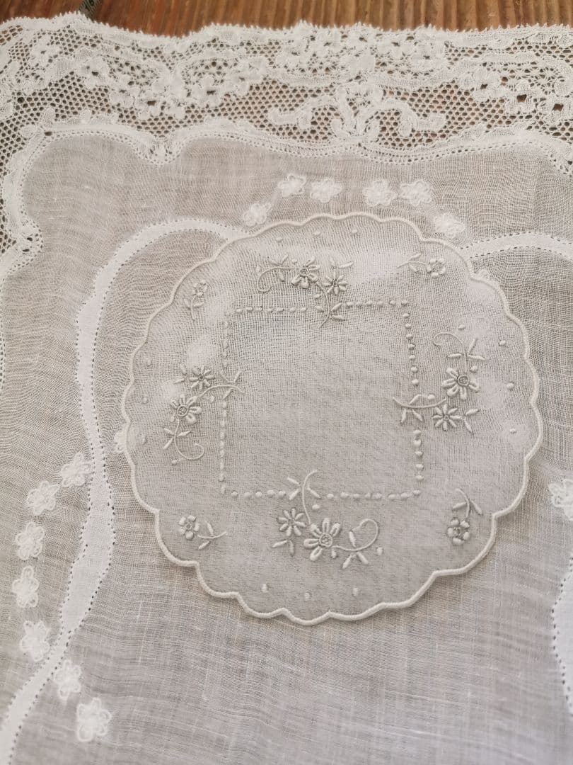 アンティーク シアーなピーニャクロス 小花の手刺繍 フラワーリムプチドイリーα