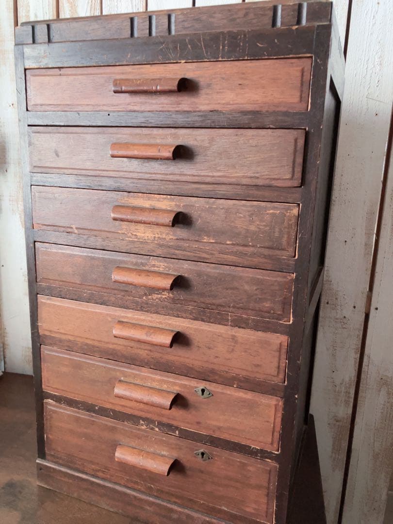 ヴィンテージ　レトロ　迫力のある　木製7段チェスト ダークブラウン　小引き出し
