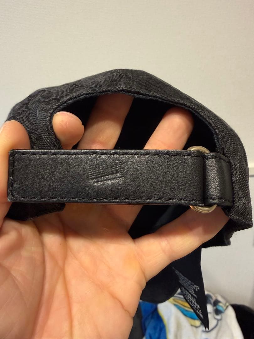 Gucci ブラックキャップ ストライプ付き