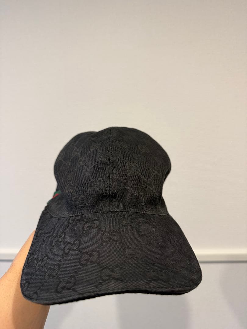 Gucci ブラックキャップ ストライプ付き