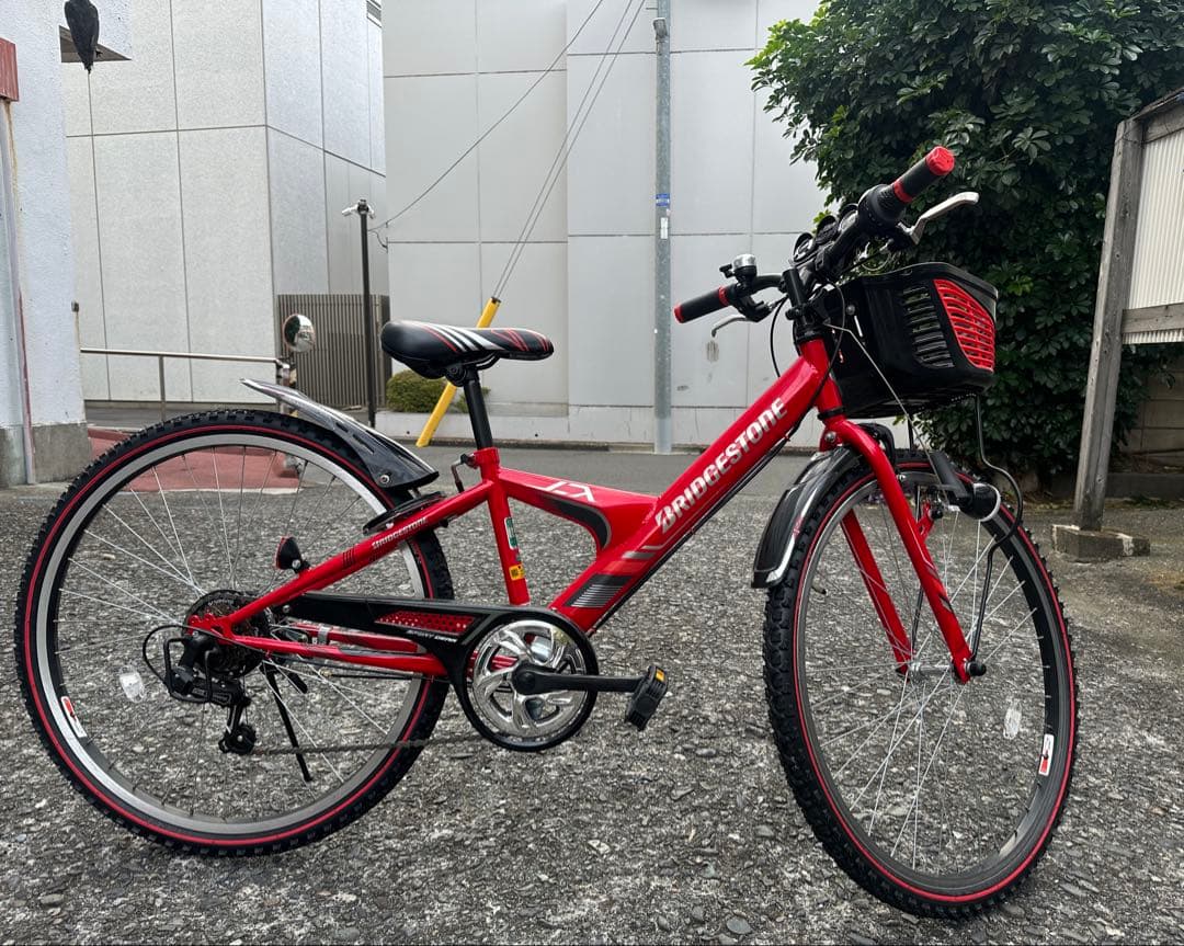 赤いマウンテンバイク フロントバスケット付き