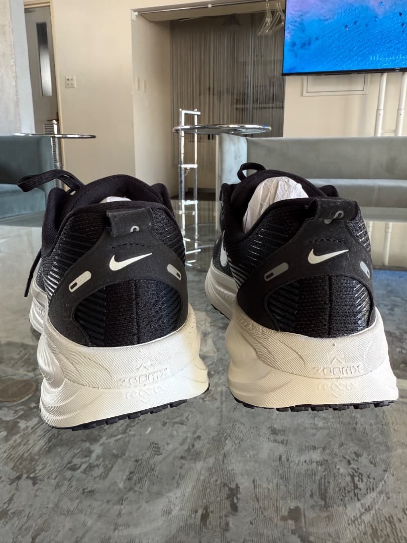 お買い得 1.6万購入2025年最新 NIKE Vomero ボメロ BLACK