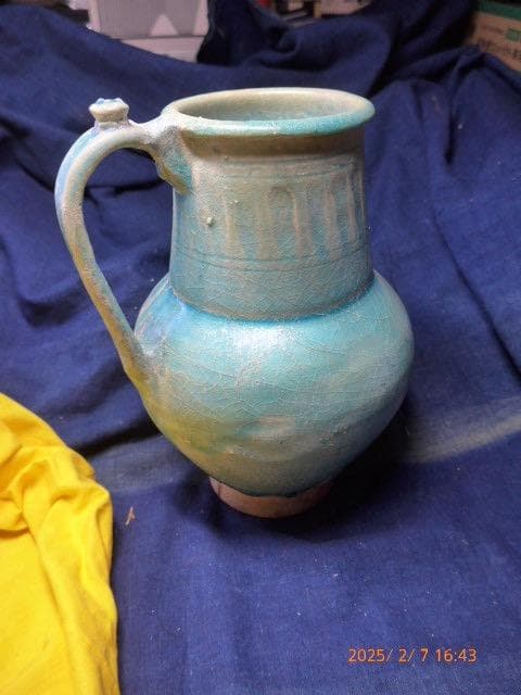 古いものです。ペルシャ 青釉手付壺 形と色の良い壺です