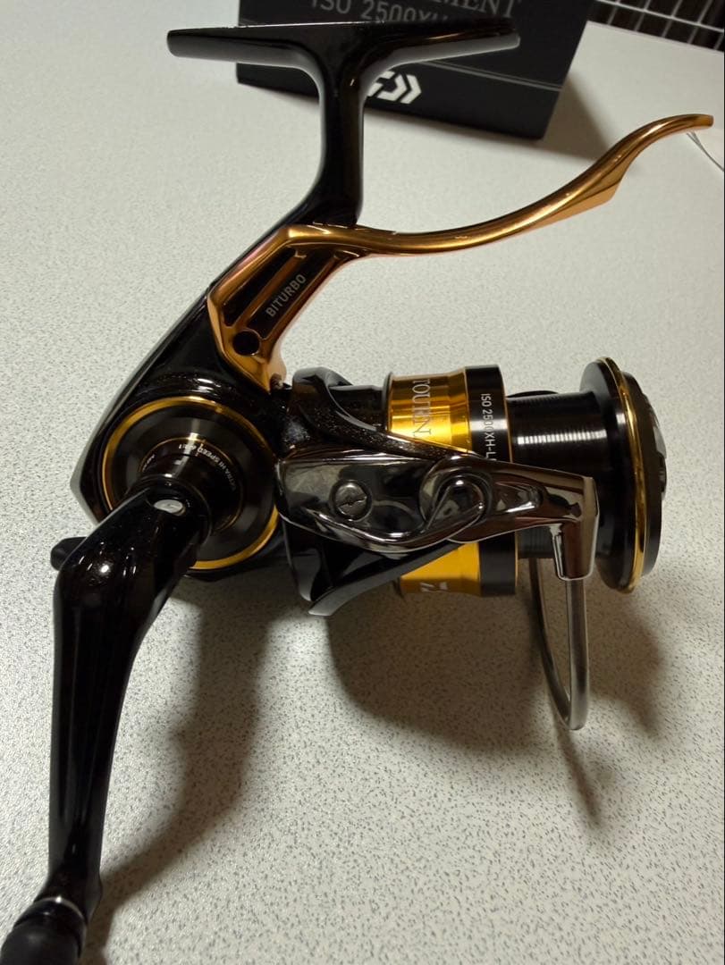 DAIWA 22トーナメントISO 2500XH-LBD スピニングリール