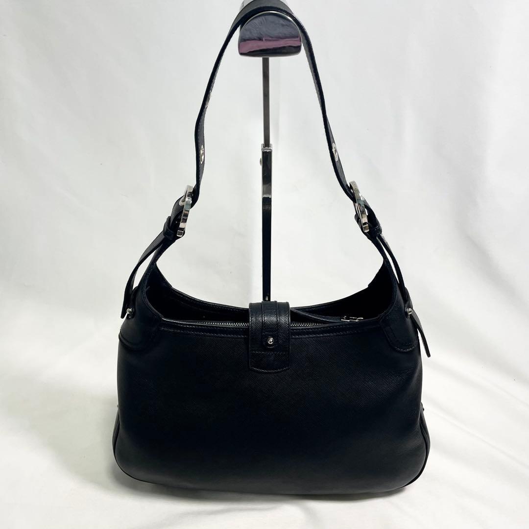 サルヴァトーレフェラガモ ガンチーニ 金具 ワンショルダー 大容量 多機能 黒