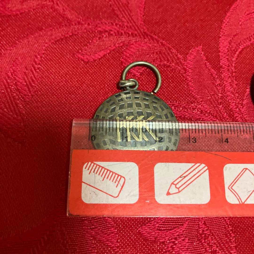 アンティーク　おんどりとKKKのデザインメダル？　ペンダント？