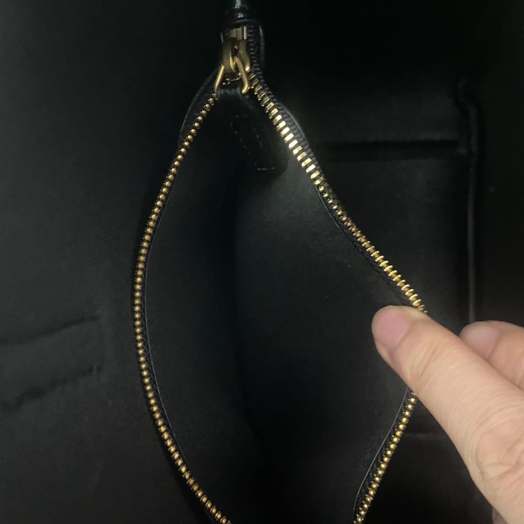 Saint Laurent（サンローラン）ロゴ付きレザーハンドバッグ