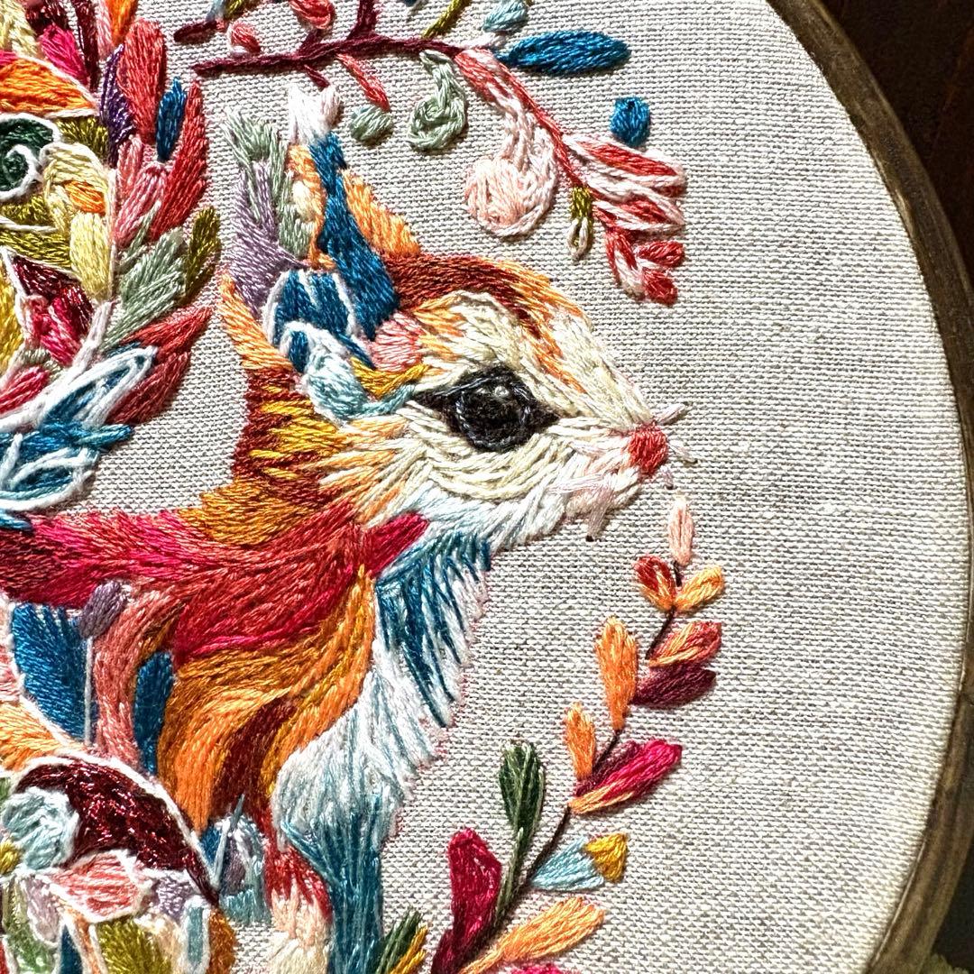 琥*ん様 刺繍フレーム❁⃘16cm　リス　置き型　壁掛け　アジアン　プレゼント