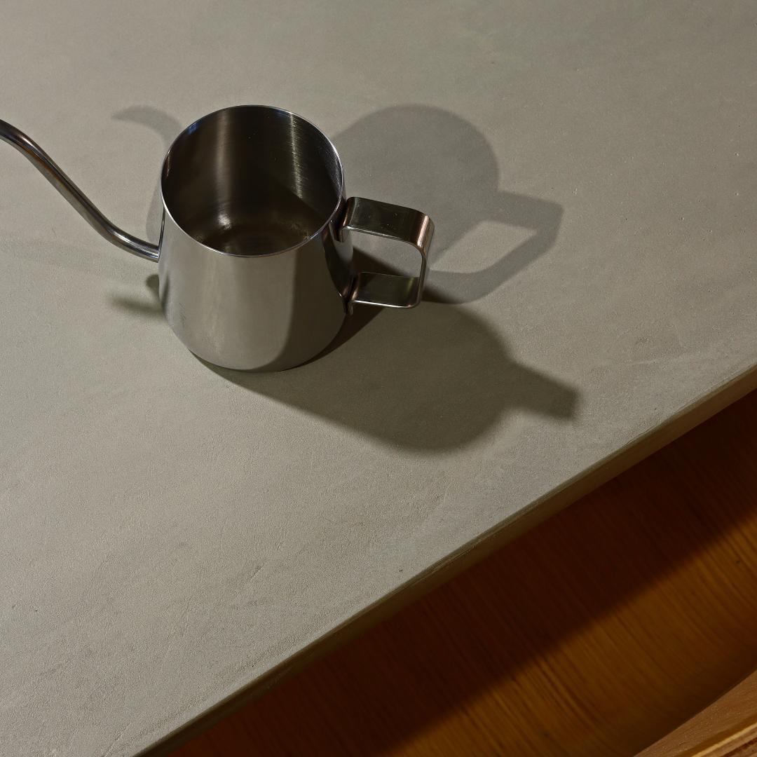 カウンターデスク｜横幅140cm｜ライトグレー｜薄塗りモルタル｜四角脚