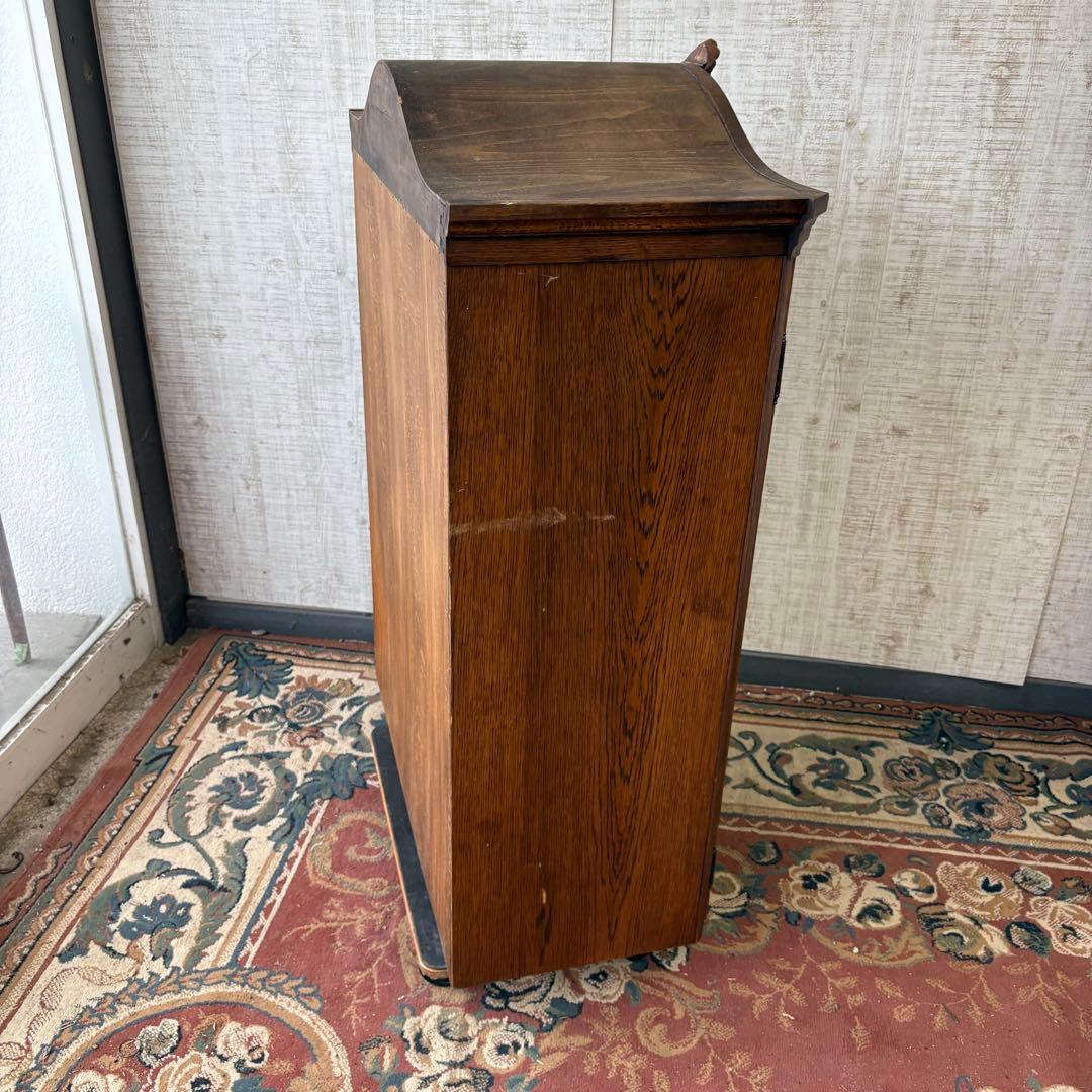 英国アンティーク 大型 木製サイドボード 窓枠風ガラスキャビネット 飾り棚