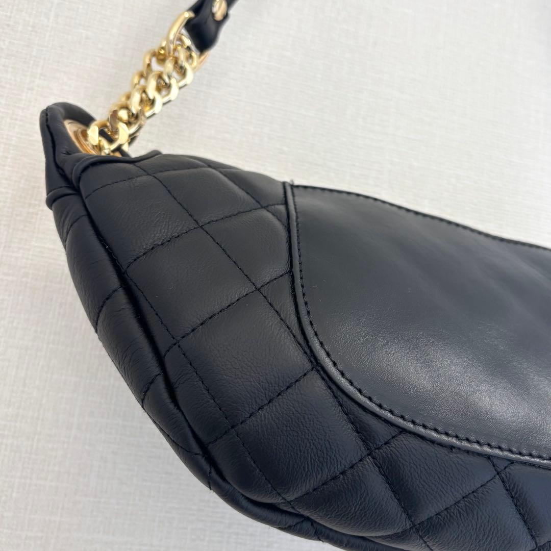 新品未使用　オウレンティ　キルティング　レザー　ボディバッグ　軽量　ブラック