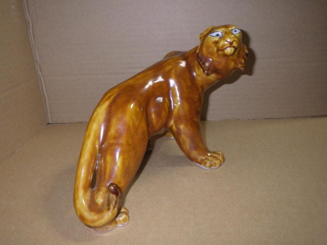 新品 浅倉五十吉 九谷焼 ふりかえる 寅 虎 トラ 共箱 陶製置物 フィギュリン