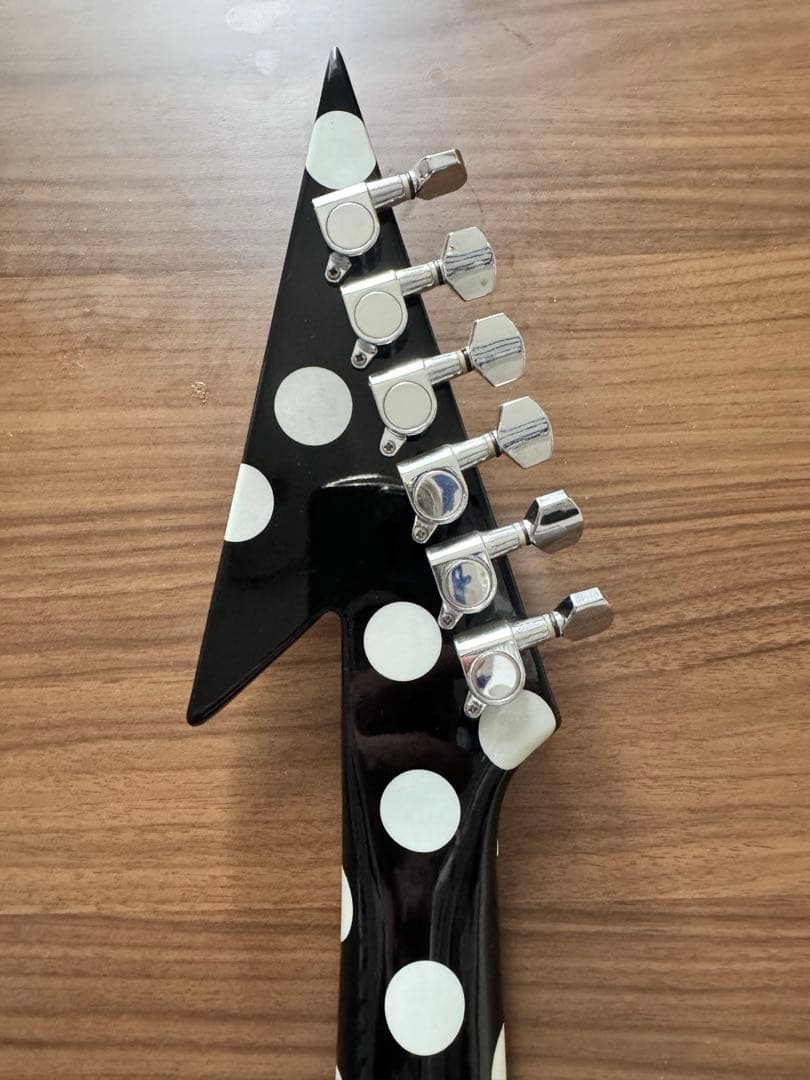 「RRV」（ランディ・ローズV）ポルカドット ギター