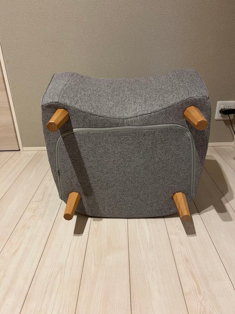 グレーのファブリック1人掛けソファ