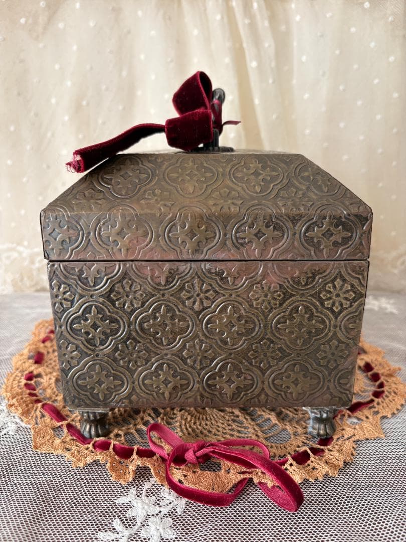 ✨最終出品✨レトロな取っ手付き金板張りボックス　ビスクドール　アンティーク雑貨