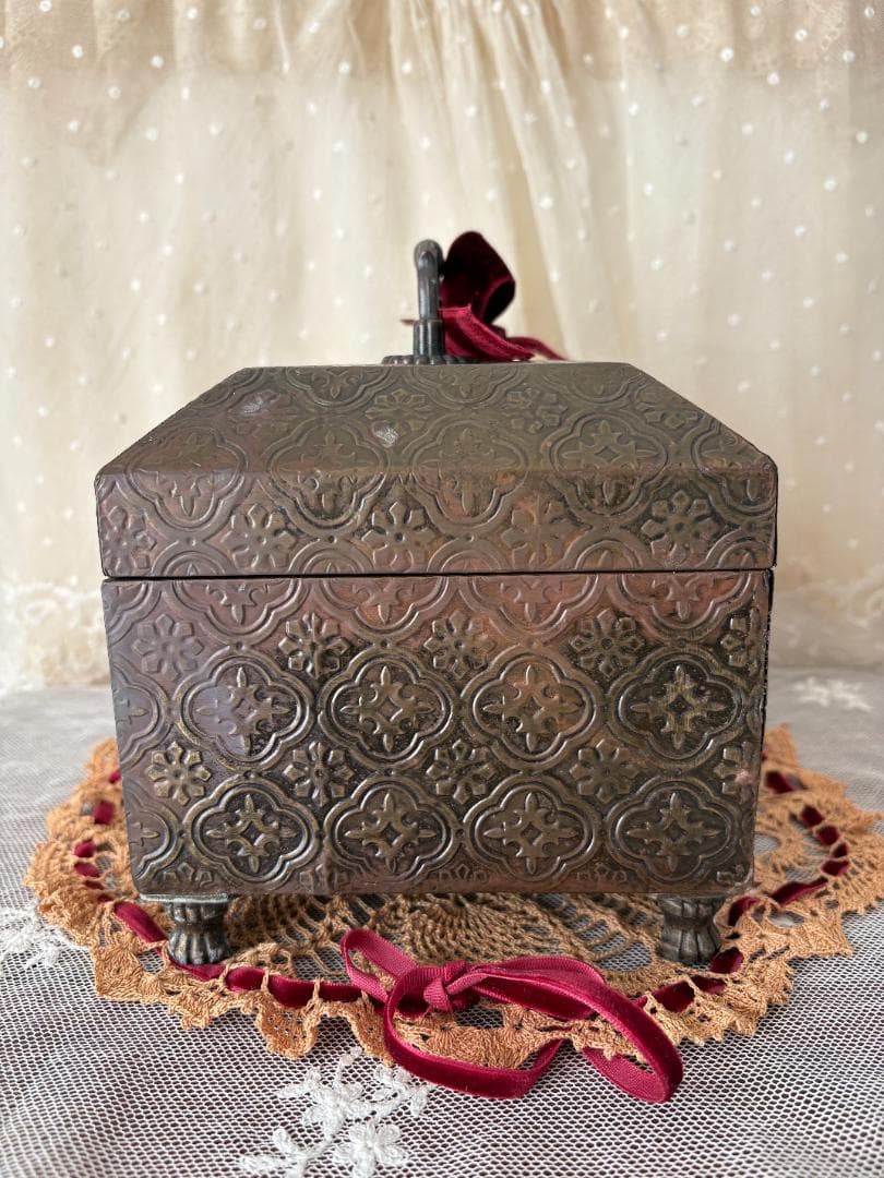 ✨最終出品✨レトロな取っ手付き金板張りボックス　ビスクドール　アンティーク雑貨