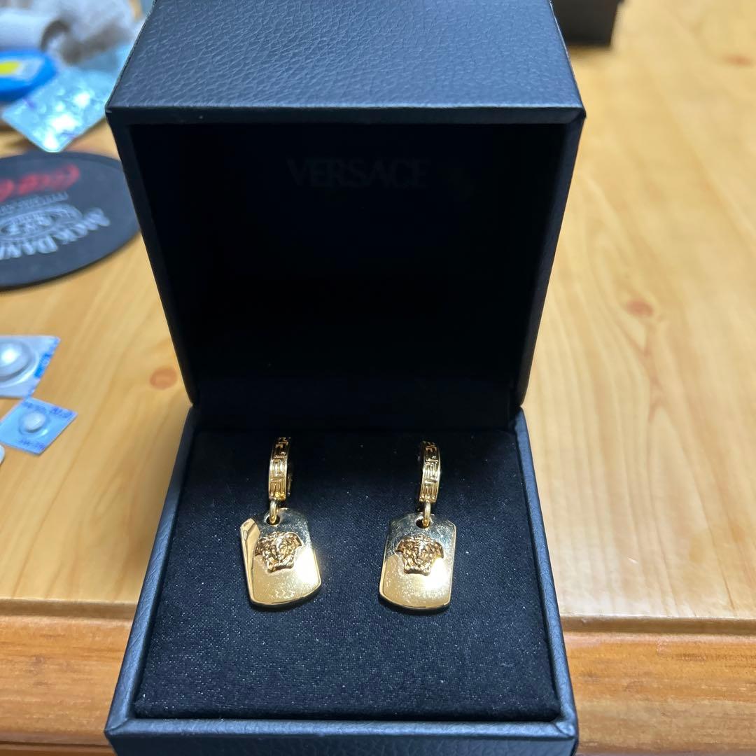 VERSACE ゴールド フックピアス ライオンヘッド