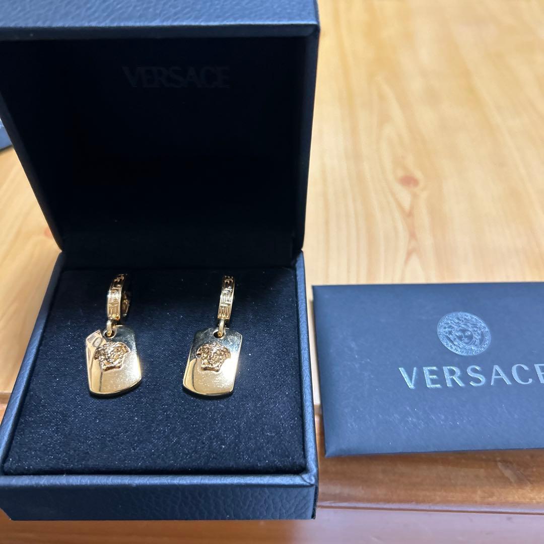 VERSACE ゴールド フックピアス ライオンヘッド