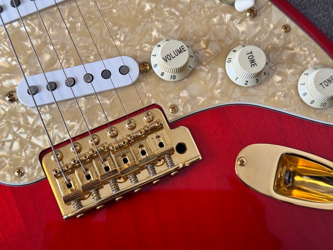 ギター Fender MAMI STRATOCASTER SCANDAL