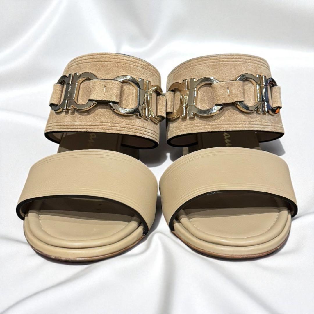 や*ん様 【美品】Salvatore Ferragamo ベージュサンダル　ガン