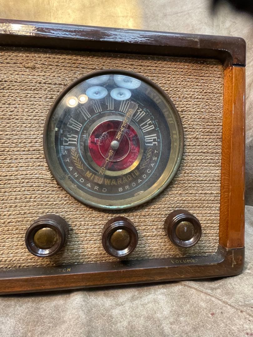 レトロな木製ケースラジオ