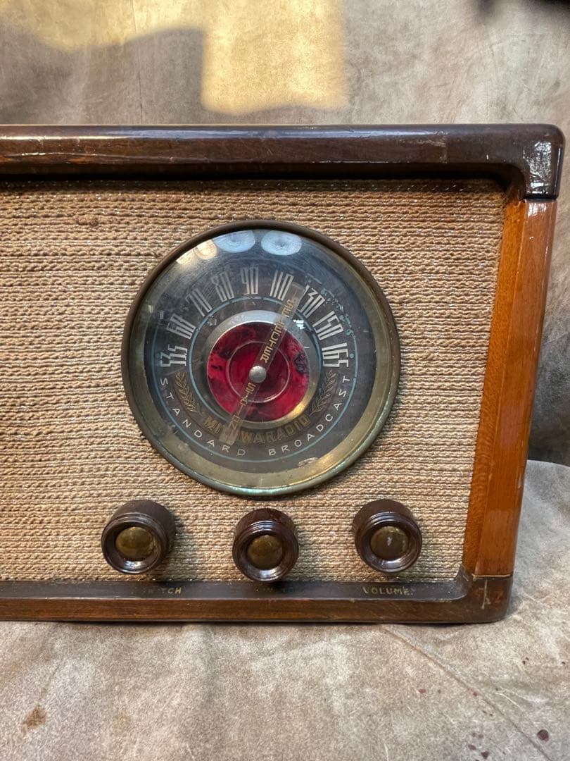 レトロな木製ケースラジオ