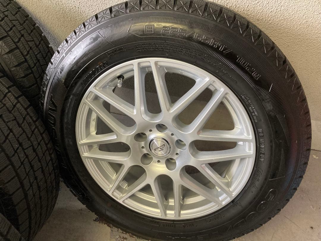 【良品_ハリアー取外し】スタッドレスタイヤ4本+ナットセット(簡易保管カバー付)