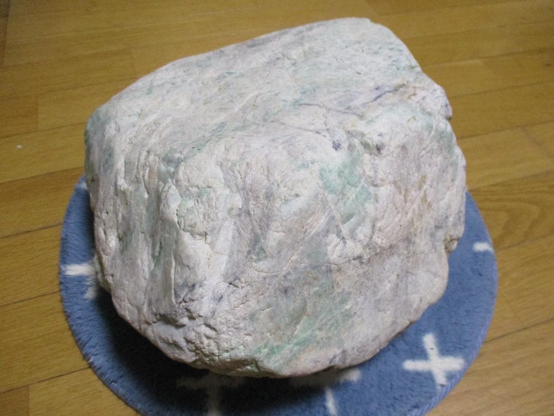 【希少】大型　緑たくさん　糸魚川　翡翠　原石 　自然状態　２６ｋｇ