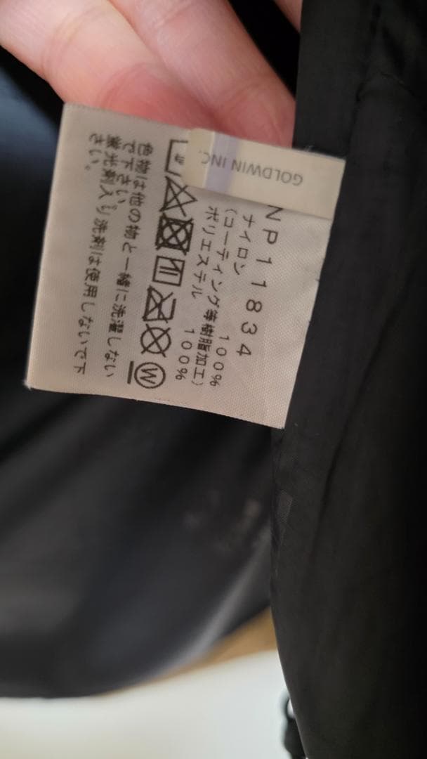 【お値下げ】DESCENTE　フード付きブラックダウンジャケット