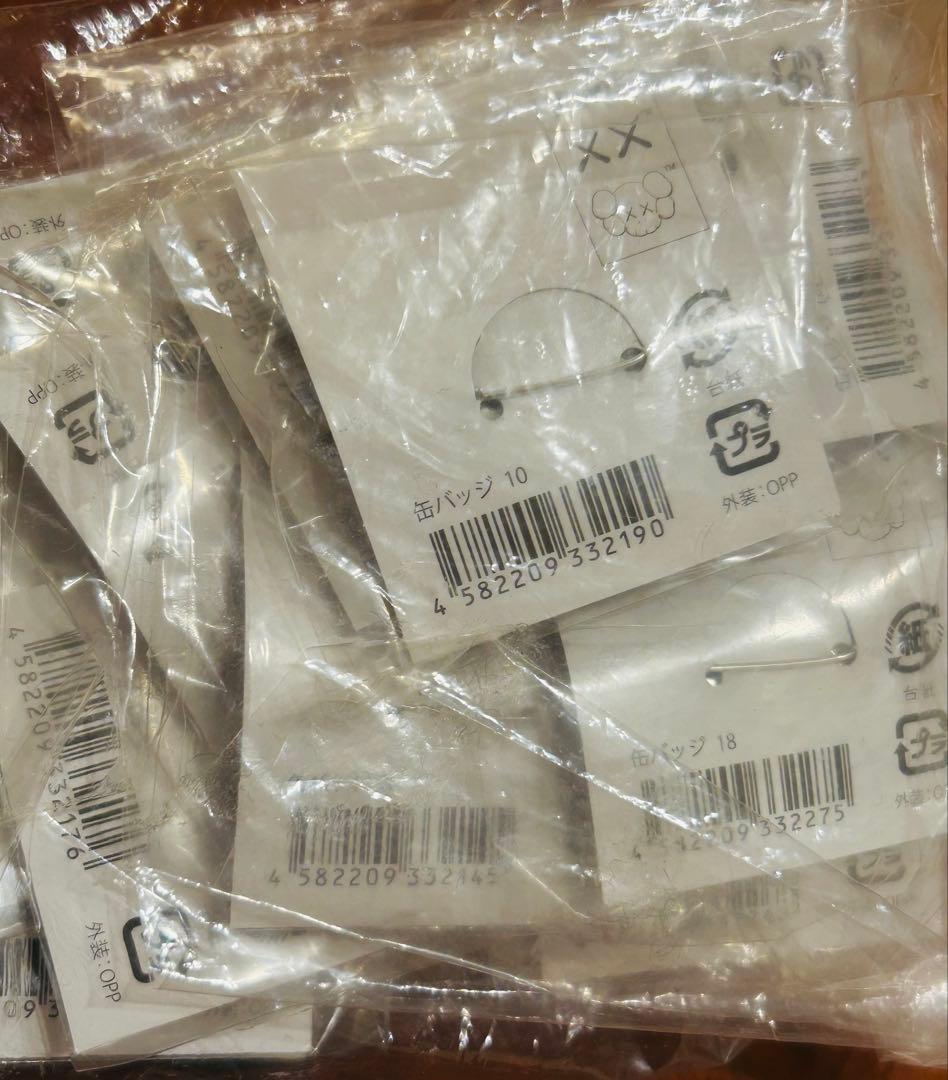 カウズ KAWS x Tokyo First ピンバッジセット