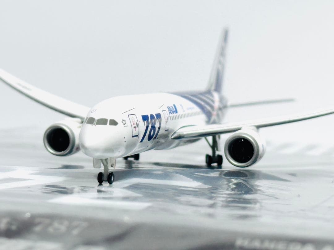 全日空商事 1/400 B787-8 ANA特別塗装 NH40069滑走路付き
