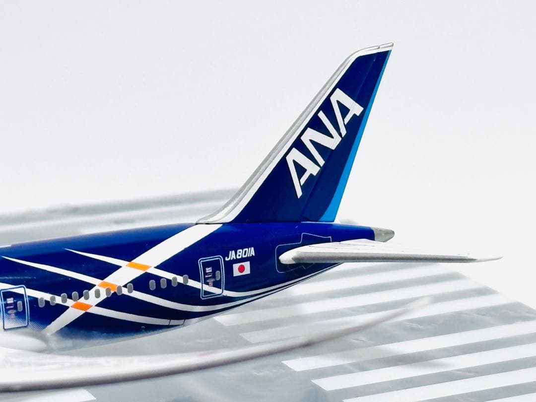 全日空商事 1/400 B787-8 ANA特別塗装 NH40069滑走路付き