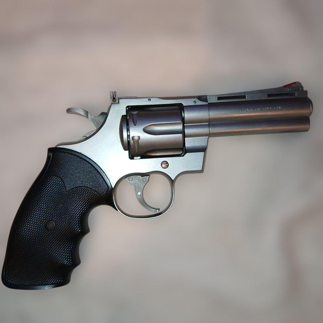 357パイソン クラウンモデルとホルスターとダミーナイフ